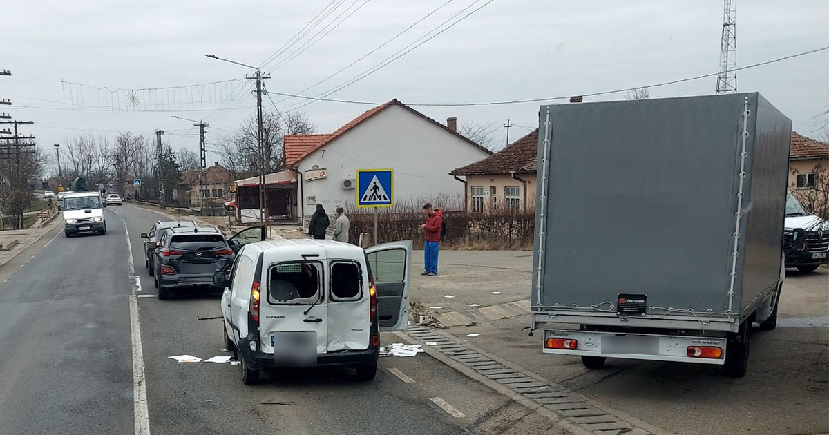 FOTO. Șoferiță la Urgențe după accidentul în lanț, cu 4 vehicule, de pe DN19, în Doba