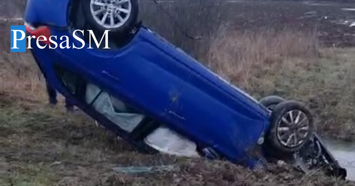 FOTO/VIDEO. Accident în județul Satu Mare. A ajuns cu mașina răsturnată în șanț