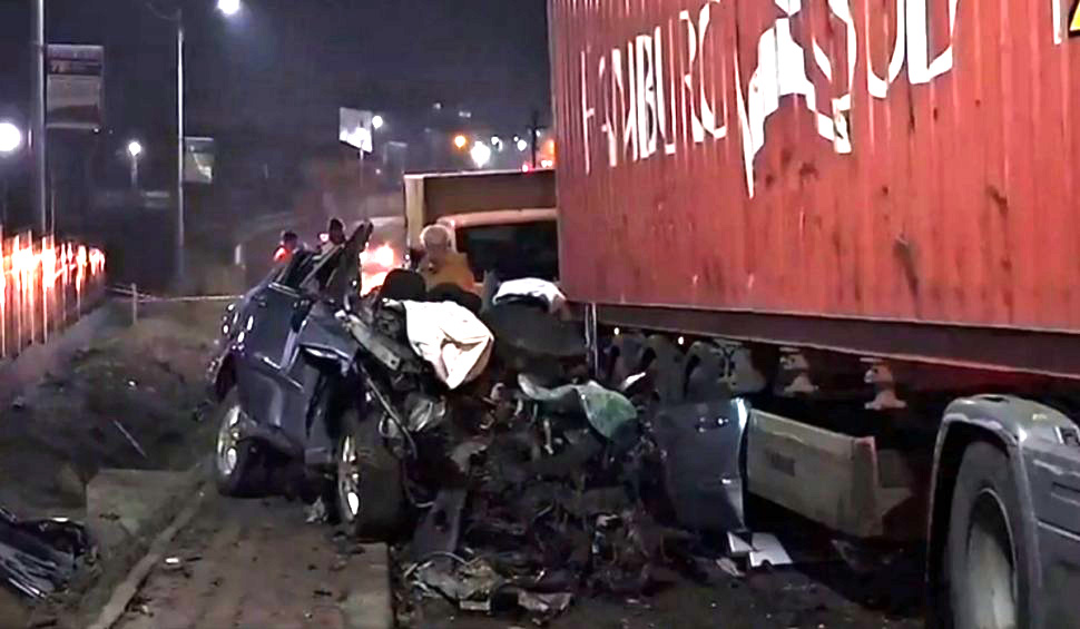 FOTO. Accident cumplit în țară. Un tânăr a murit după ce a intrat cu mașina într-un TIR