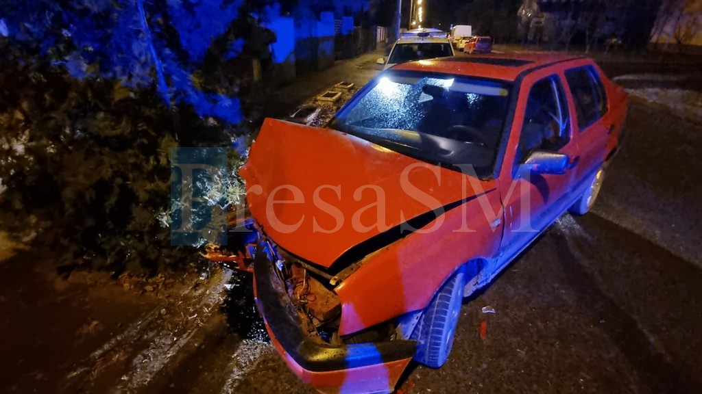 FOTO. Accident dubios în Micro 16. Două mașini avariate, un șofer a plecat