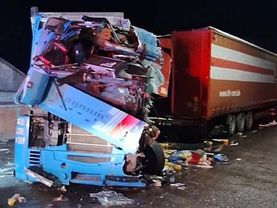 FOTO. Accident cumplit în județul vecin. Impact violent între două TIR-uri. Un șofer a murit