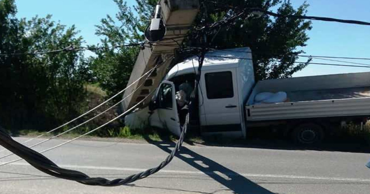 Sătmăreanul s-a oprit cu autoutilitara în stâlp, apoi și-a luat lucrurile și a plecat crezând că scapă. S-a ales cu dosar penal