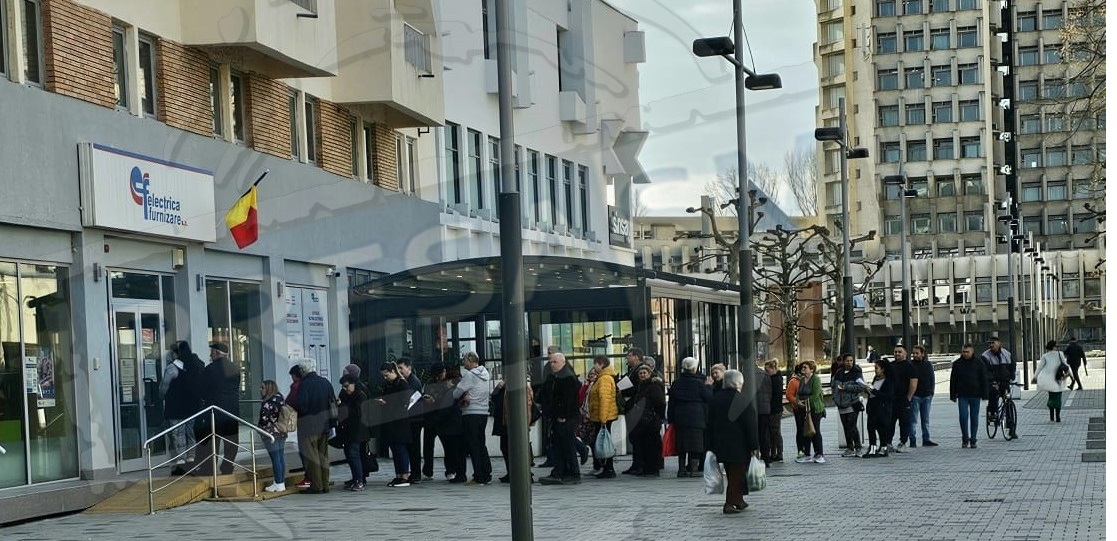 FOTO. Disperare la Electrica. Sătmărenii stau la cozi după ce le-au venit facturi uriașe