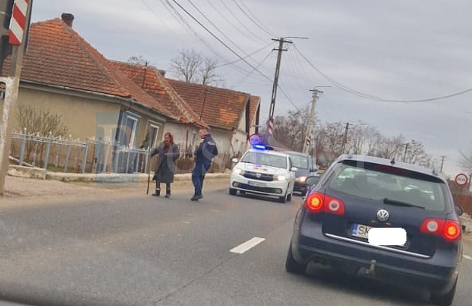 FOTO. Gestul unui polițist din Satu Mare când a văzut o bătrânică neajutorată