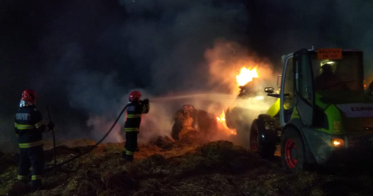 FOTO. Intervenție la miez de noapte a pompierilor sătmăreni. Incendiul violent a cuprins zeci de baloți de paie