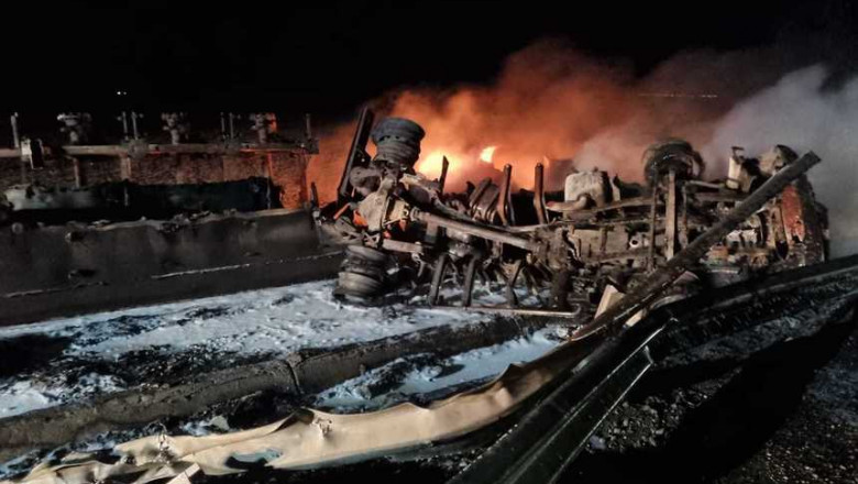 FOTO/VIDEO. Accident grav în țară. Cisternă cu tone de combustibil, în flăcări. Șoferul găsit carbonizat
