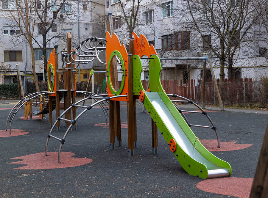 FOTO. Situație neobișnuită într-un oraș din țară. Loc de joacă desființat de judecători