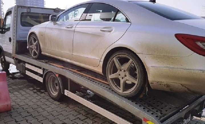 SUPER-OFERTĂ! Un sătmărean a furat o dubă cu tot cu mașina pe care o tracta pe platformă