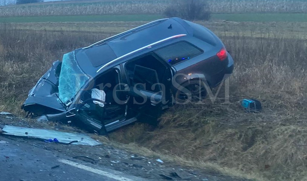 Un nou accident în Bixad! Șoferul vitezoman a ajuns cu mașina în șanț, apoi la Urgență