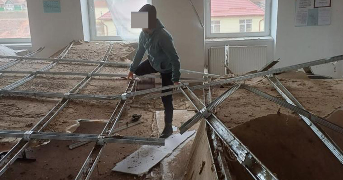 FOTO. Se întâmplă în România. Tavanul unei săli de clasă a căzut peste copii. Patru elevi au fost răniți