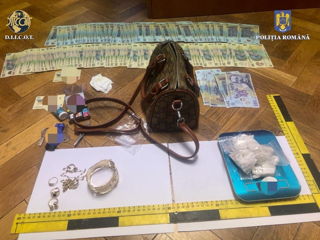 FOTO. Dealeri de droguri, arestați după ce au fost prinși în flagrant. Percheziții la Satu Mare.