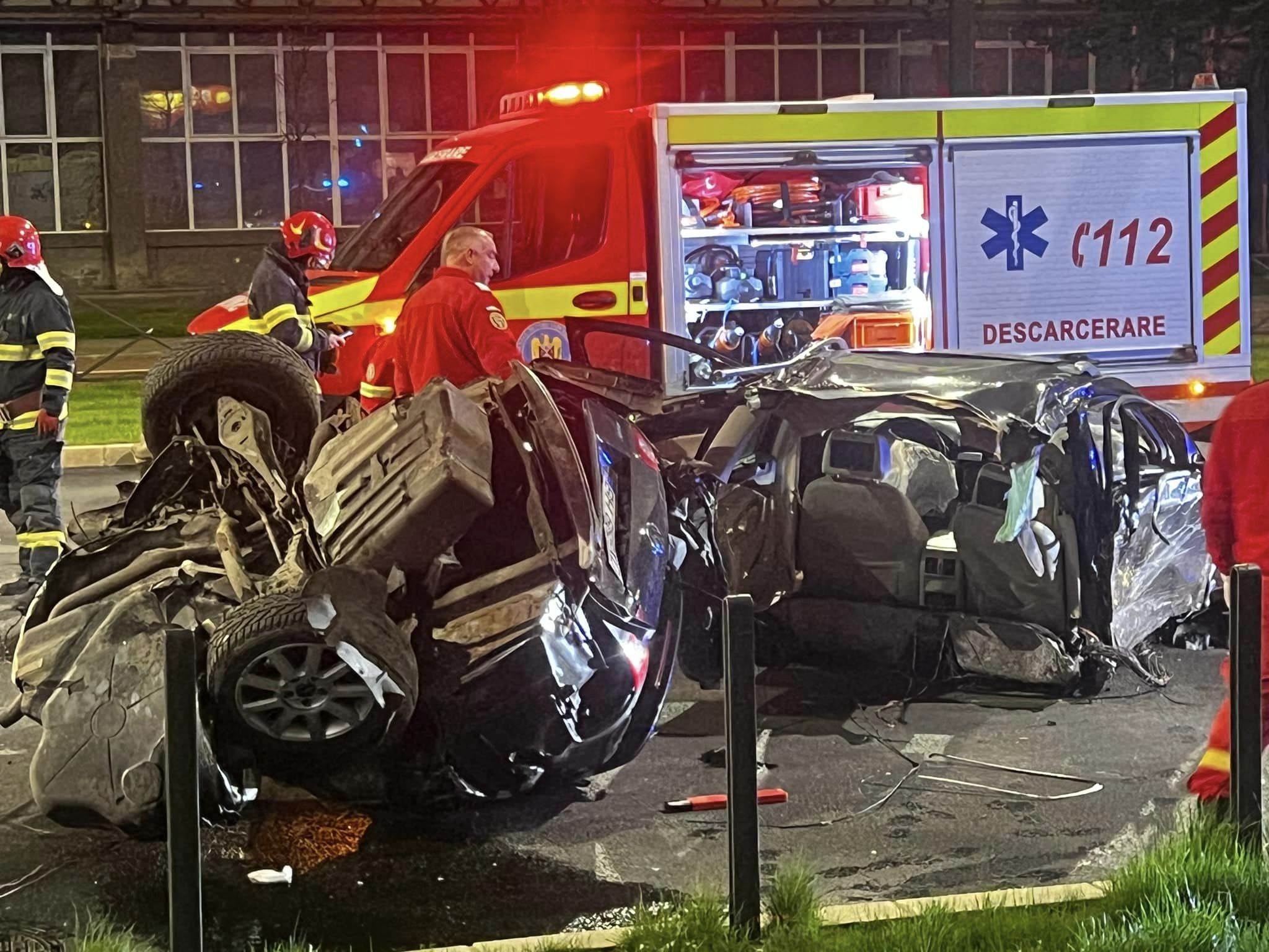 FOTO. Accident cumplit în județul vecin. Mașina șoferului s-a rupt pur și simplu în două după impact