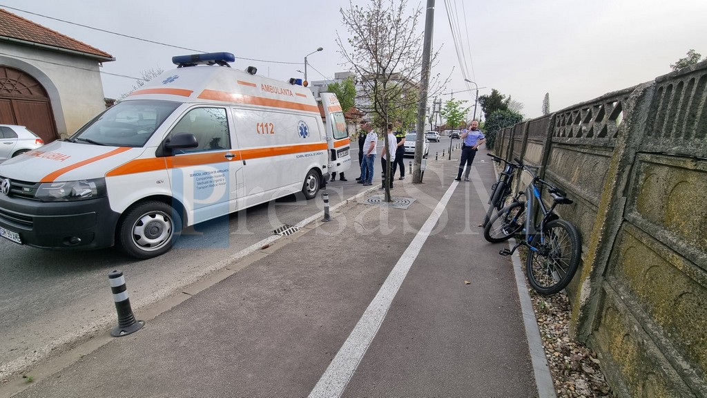FOTO. Accident în municipiul Satu Mare. Copil la spital după ce s-a izbit cu bicicleta de un stâlp