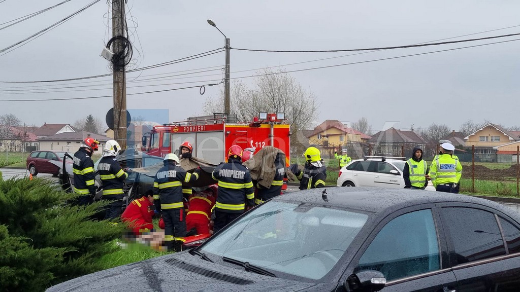 FOTO/VIDEO Accident grav în municipiul Satu Mare. Mașină în stâlp, șofer inconștient