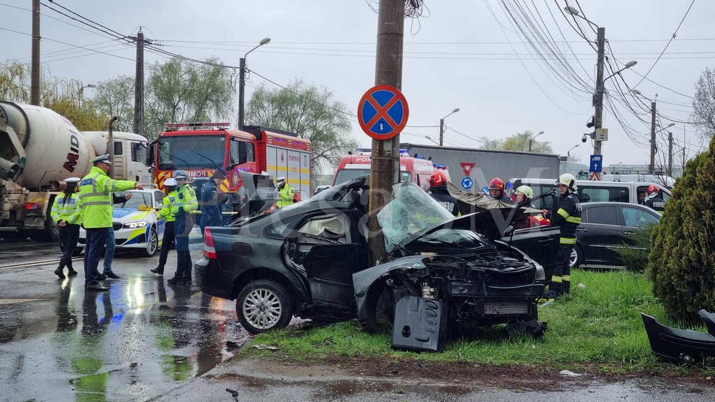 FOTO/VIDEO. Accident mortal în municipiul Satu Mare. Șoferul a lovit cu mașina un stâlp de electricitate