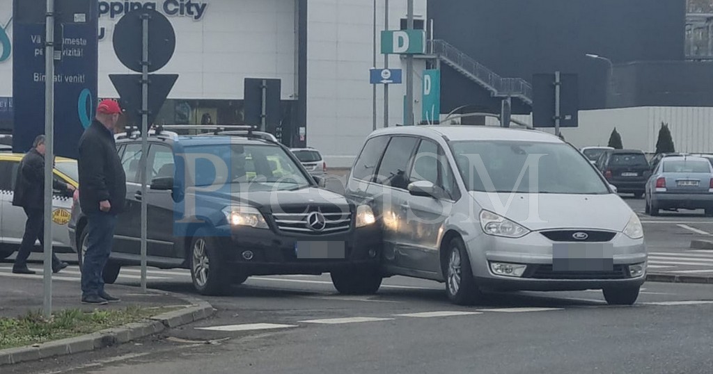 FOTO. Accident pe Drumul Careiului, la Shopping City. Impact între două mașini. Trafic îngreunat