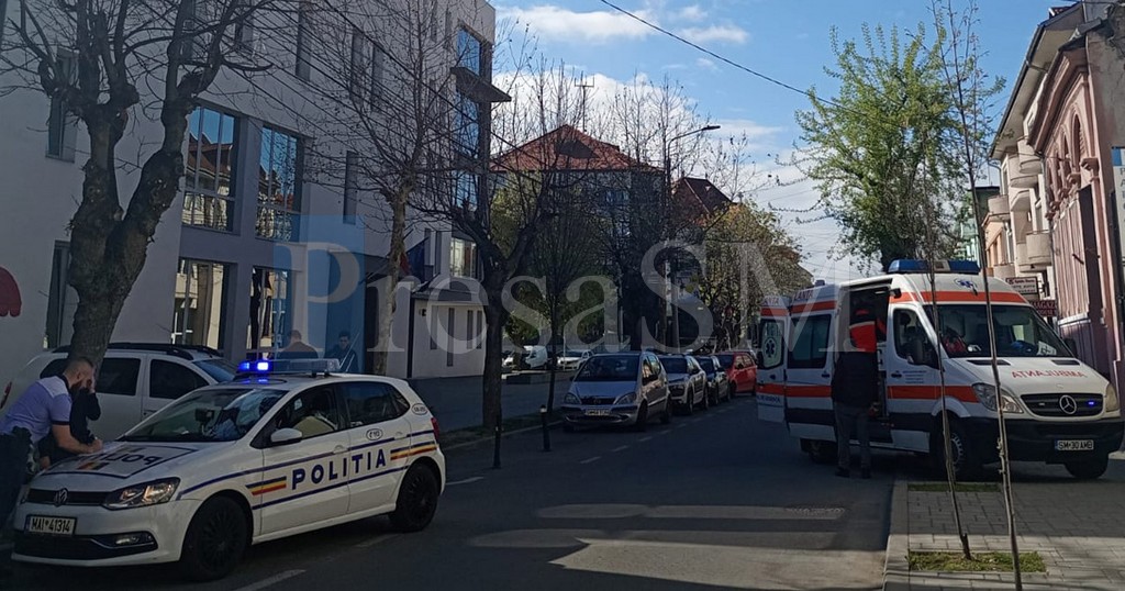 Accident în centrul municipiului Satu Mare. Mopedist accidentat, șoferul și-a văzut liniștit de drum
