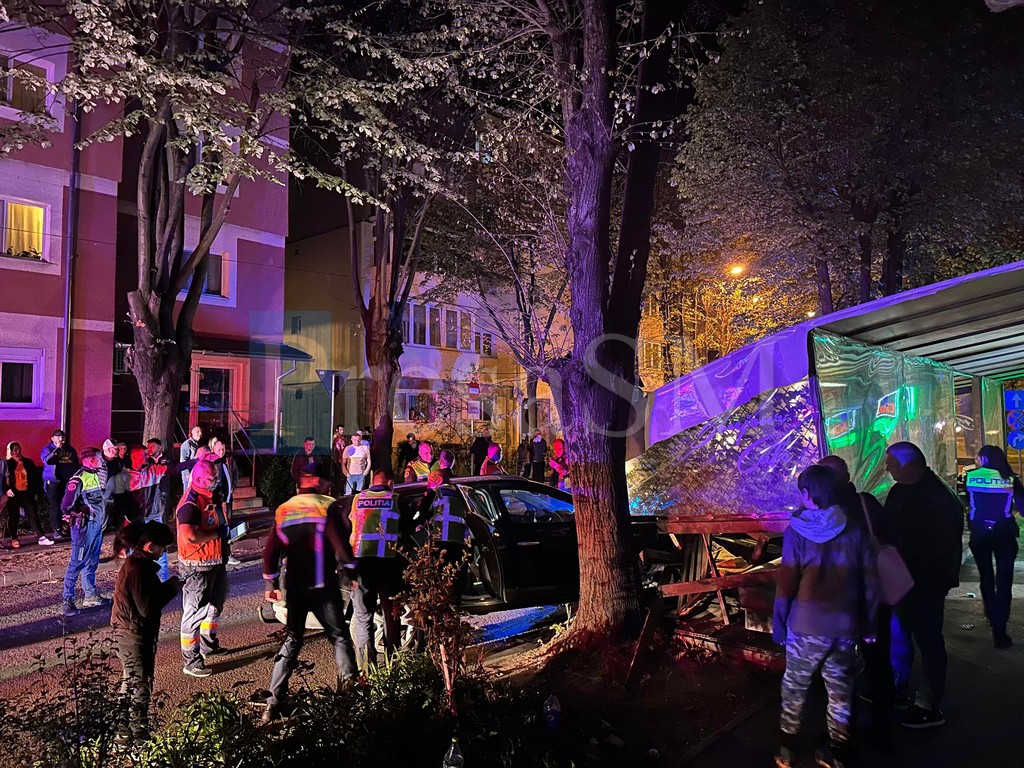 FOTO/VIDEO. Accident în cartierul Micro 16. Un șofer beat a intrat cu mașina direct într-o terasă