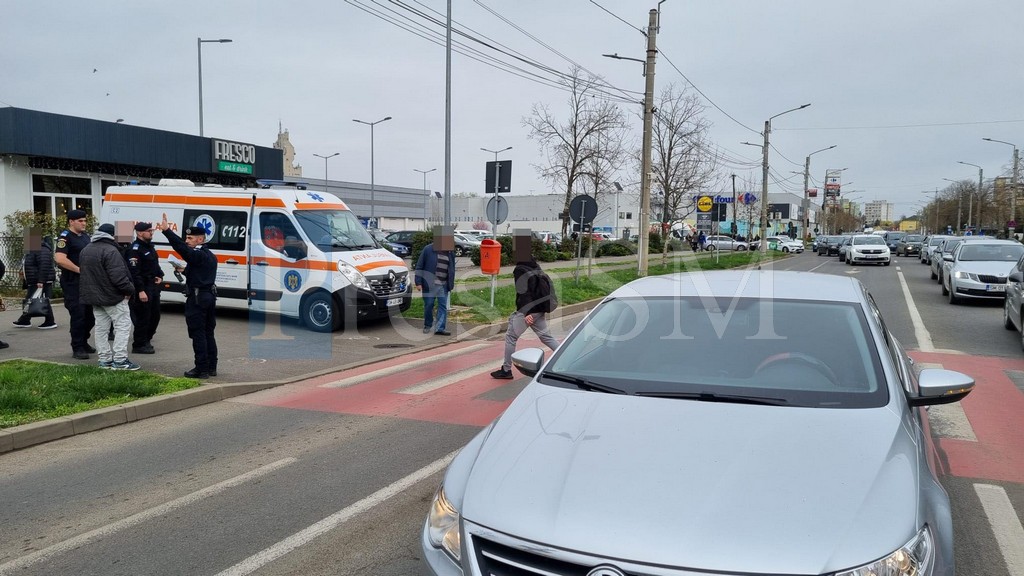 FOTO. Sătmăreancă lovită pe trecerea de pietoni, pe Drumul Careiului, lângă Lidl. Jandarmii s-au oprit să îi acorde primul ajutor