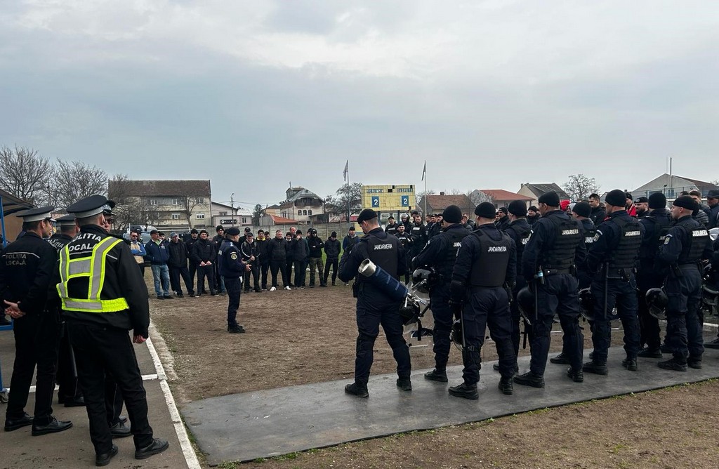 FOTO. Scandal cu suporteri violenți, urmat de incendiu, pe un stadionul din Satu Mare. Exercițiu de amploare al jandarmilor cu colegii din Cluj