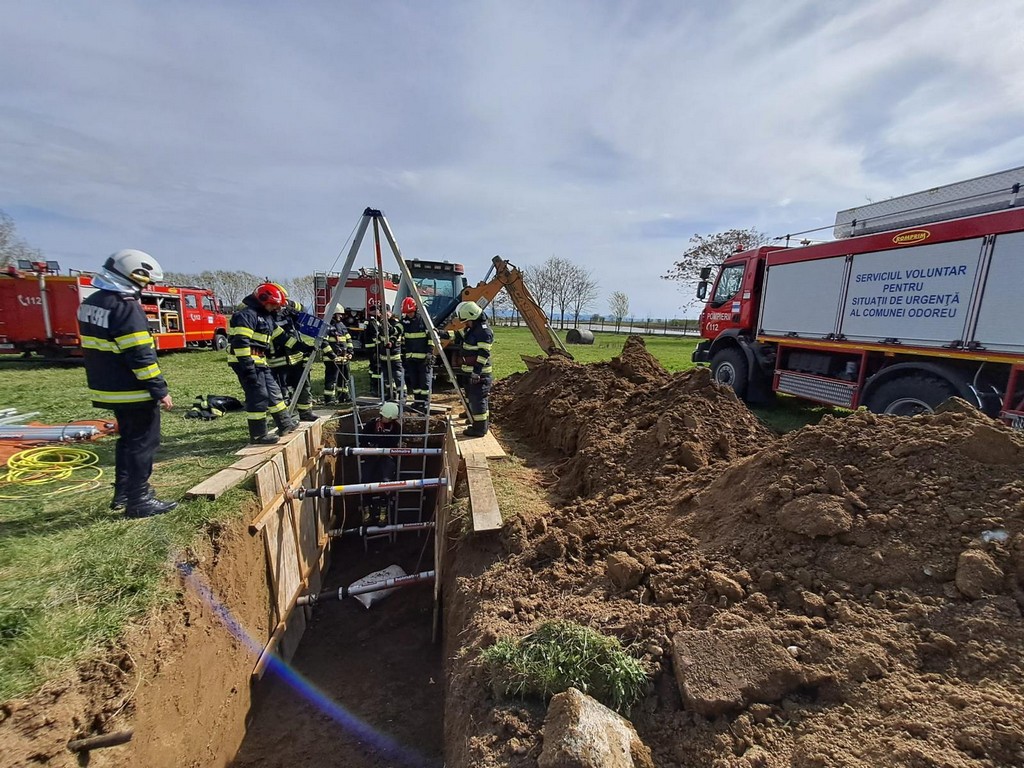 FOTO. Muncitor prins sub un mal de pământ. Exercițiu al pompierilor profesioniști și voluntari