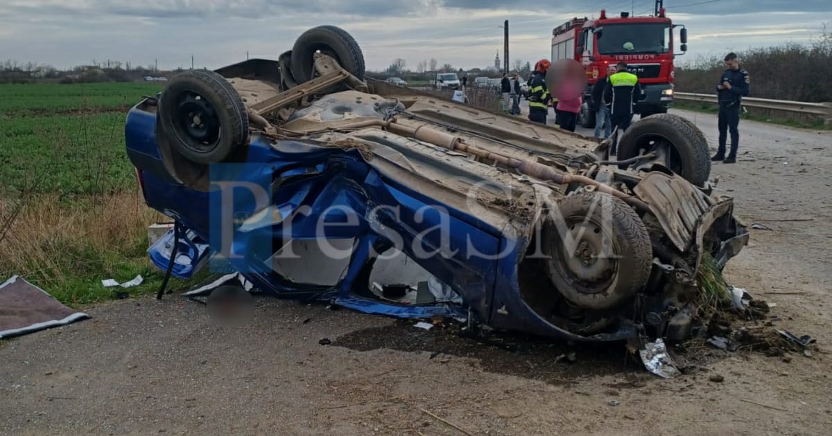 FOTO. O tânără s-a răsturnat cu mașina în județul Satu Mare. Accident foarte grav