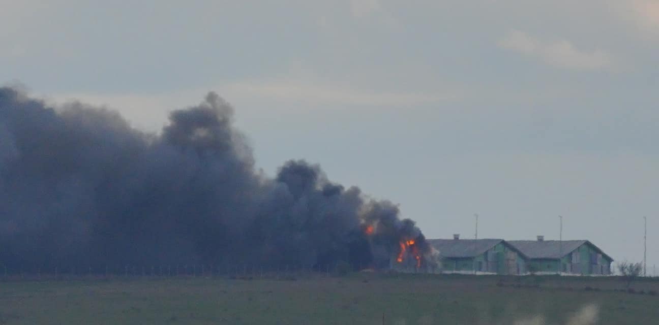 FOTOVIDEO. Incendiu de AMPLOARE la o mare fermă de pui din județul Satu Mare