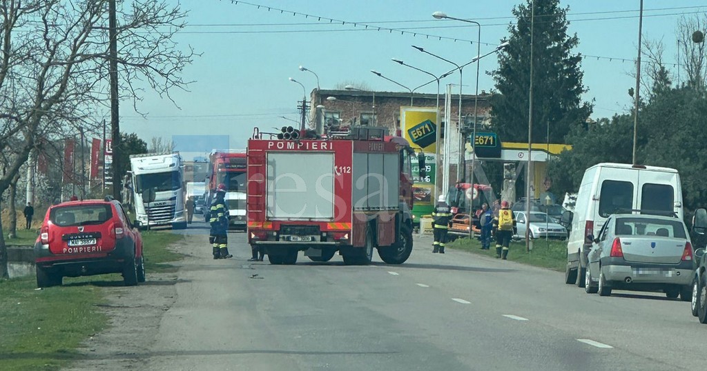 FOTO. Incendiu lângă o benzinărie din Carei. Mai multe comune rămase fără curent