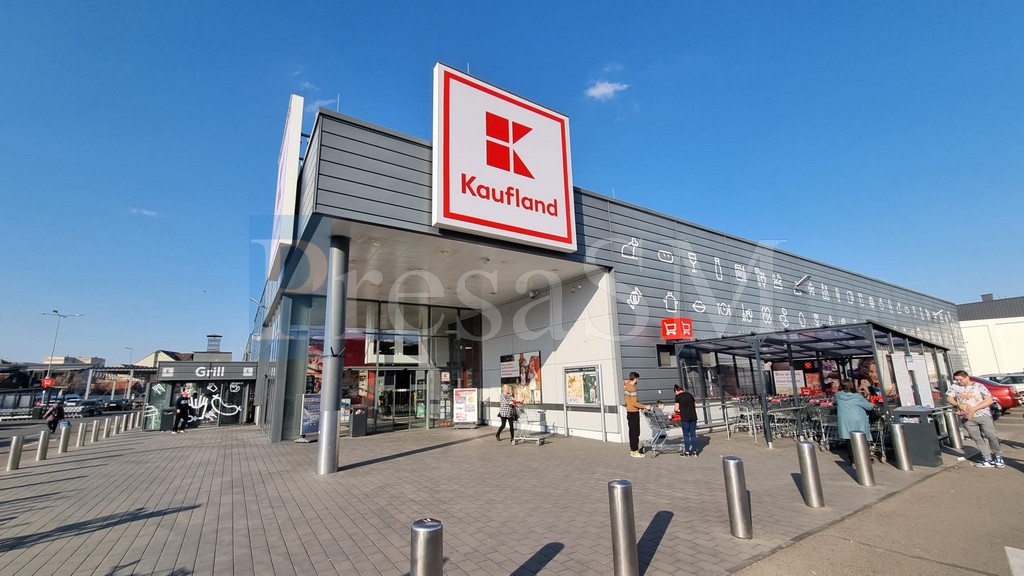 Gest de omenie la o casă de marcat din Kaufland: o bătrână cu o banană și un leu, salvată de bunătatea unei casiere
