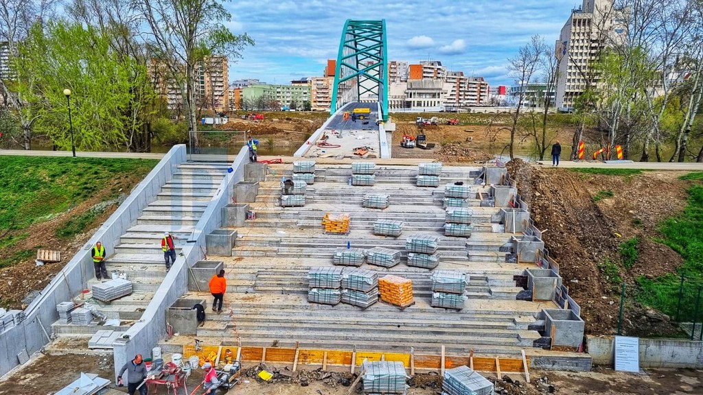 FOTO/VIDEO. Forfotă pe șantierul pietonalei. Se lucrează la căile de acces. Aproximativ o lună până la deschidere