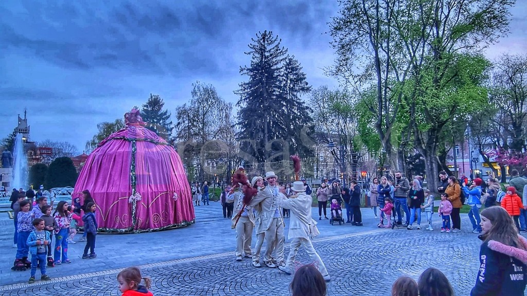 FOTO/VIDEO. Nebunie în Centrul Vechi. Mii de sătmăreni au ieșit la plimbare și spectacol în Piața Libertății