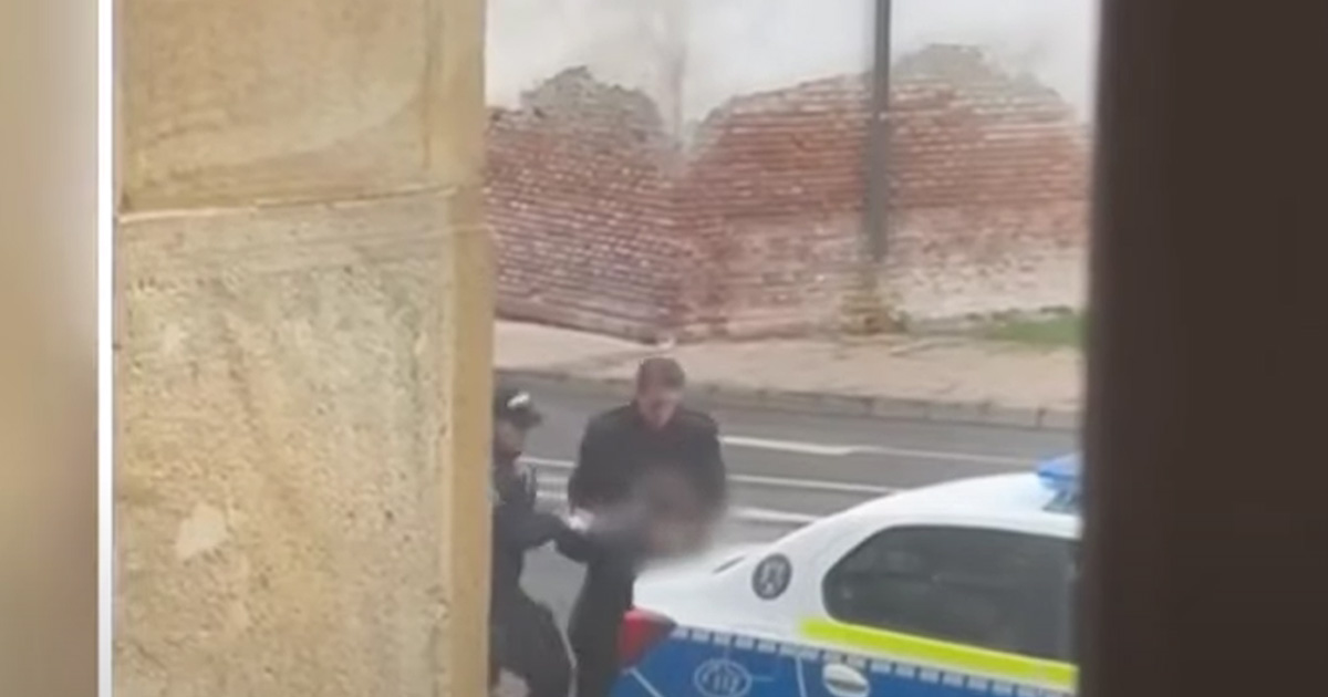 VIDEO. Se întâmplă în România. Elev încătușat pe holurile școlii, după ce și-a bătut diriginta