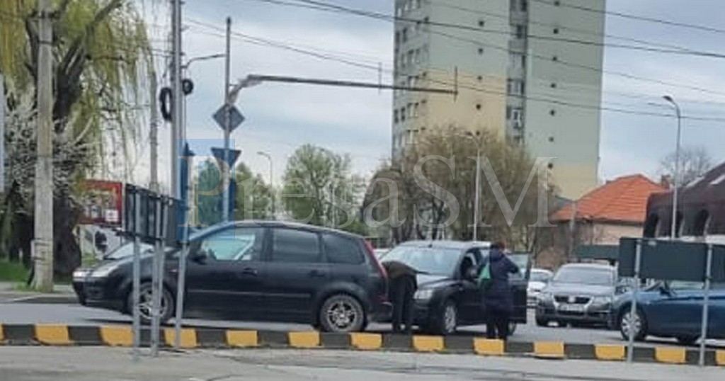 FOTO. Accident în sensul giratoriu de la Burdea. Trafic îngreunat