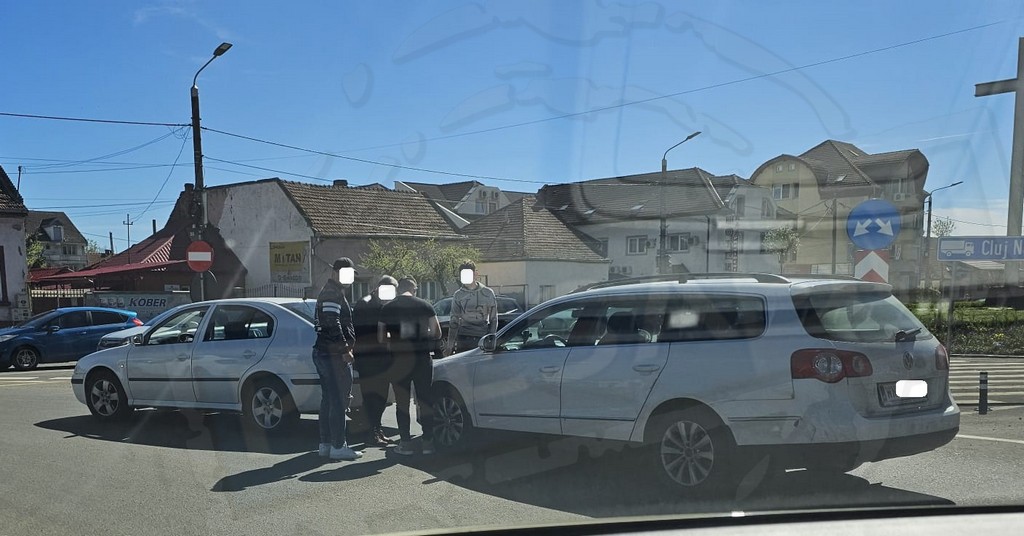 FOTO. Accident în sensul de la Burdea. Eternele negocieri în trafic, contrare Codului Rutier