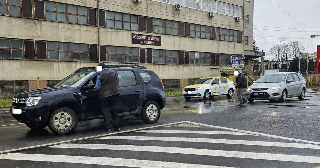 FOTO. Accident pe B-dul Lucian Blaga. Șoferii s-au pus pe negocieri tocmai în drum!