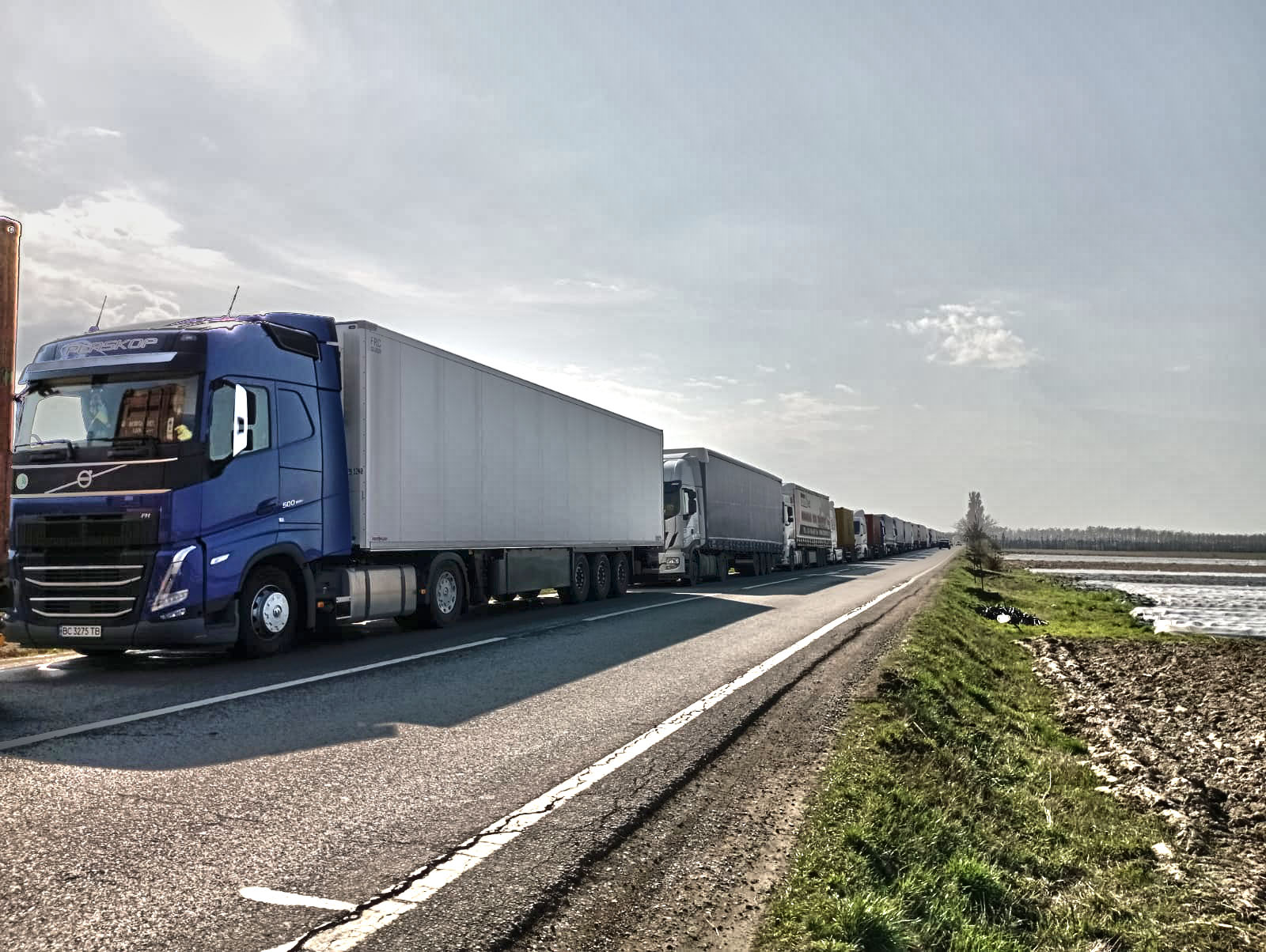 FOTO. Sute de TIR-uri la vama Halmeu. Motivele pentru care șoferii așteaptă cu zilele să treacă în Ucraina