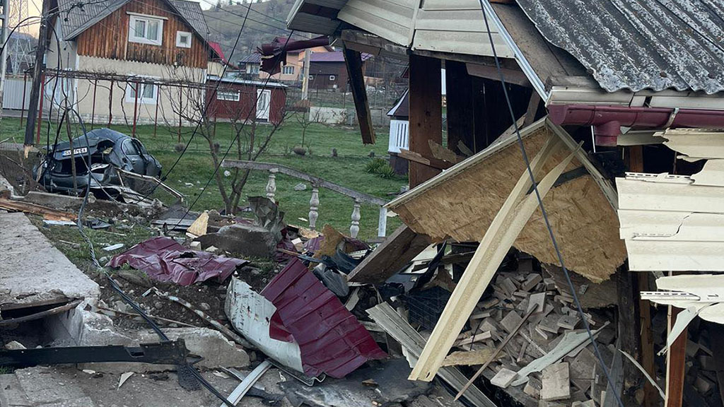 FOTO. Tineri morți după un accident înfiorător în țară.  S-au răsturnat cu mașinile în curțile oamenilor