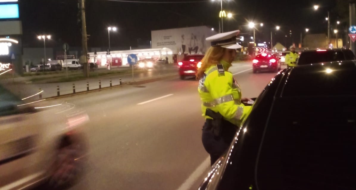 PENAL. Condamnare pentru un sătmărean care a uitat să pornească luminile mașinii și s-a dat de gol în fața Poliției