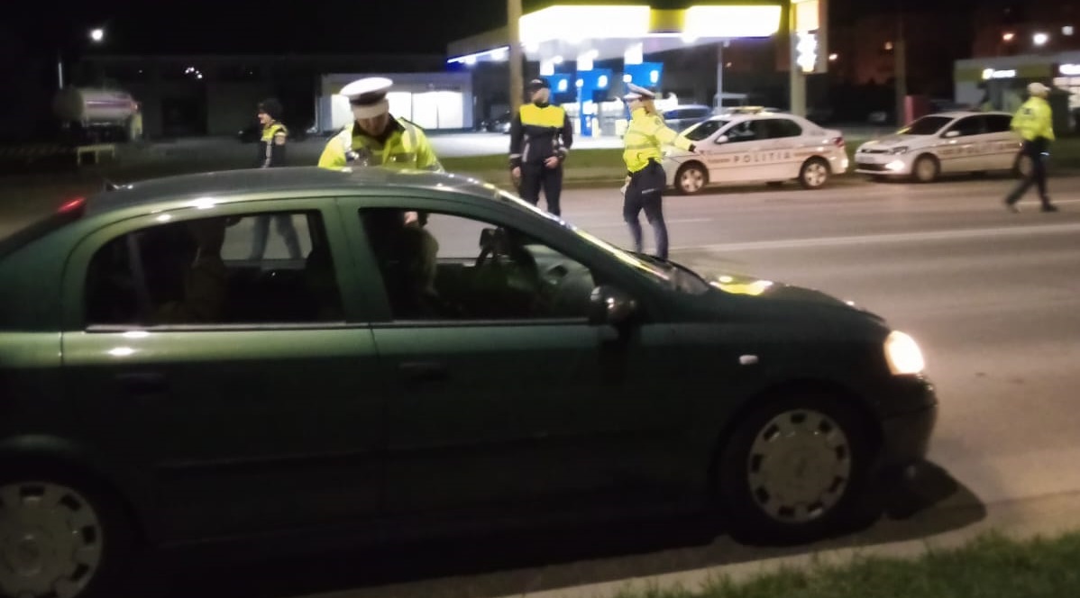 Bunicul și-a legat remorca la mașină și a pornit la drum. "A uitat" că nu mai are permis