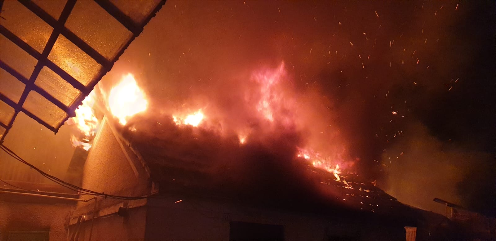 FOTO. Panică și pericol de explozie în miez de noapte într-o comună din județul Satu Mare