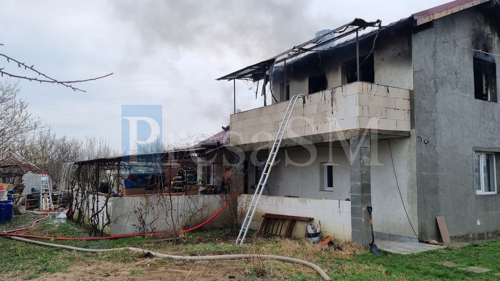 FOTO. Incendiu la o casă de locuit din municipiul Satu Mare. Proprietarul, transportat de urgență la spital