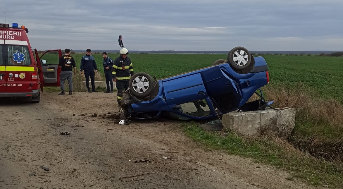 FOTO. Tânăra răsturnată cu mașina a rămas încarcerată. Rănită foarte grav, în județul Satu Mare