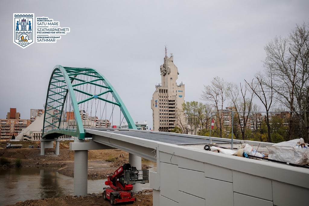 FOTO. Ce lucrări urmează la pasarela pietonală. Ce spune primarul, cât de aproape sunt de final