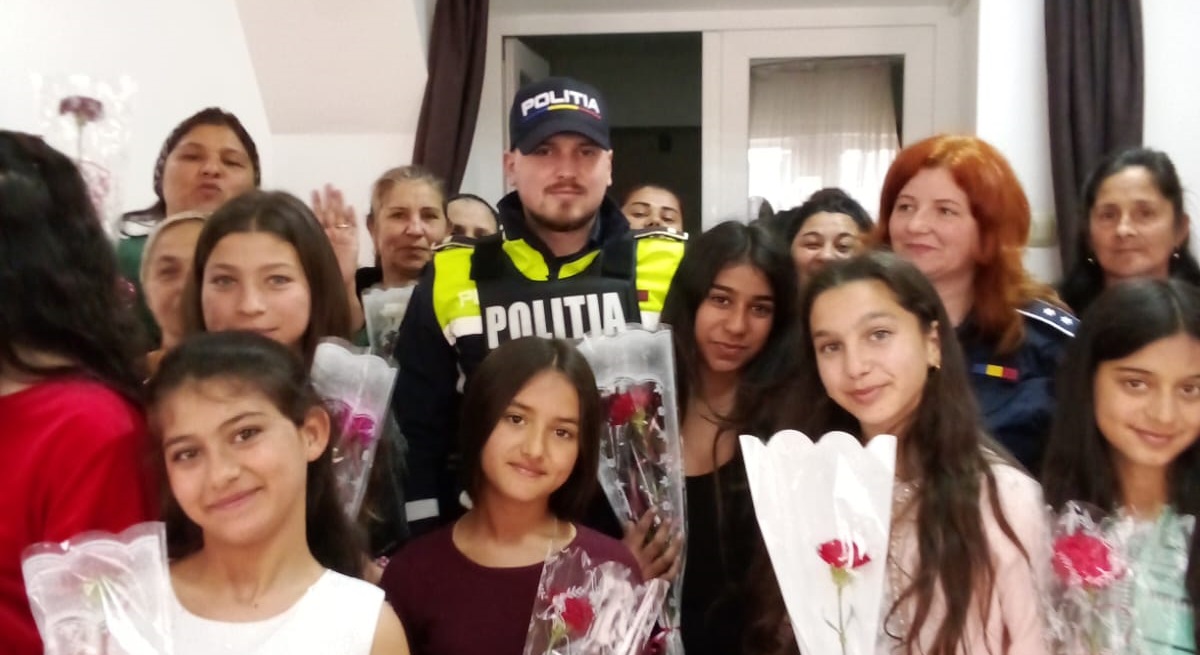 FOTO. Femeile rrome, victime ale mariajului timpuriu și abandonului școlar. Poliția sare în ajutorul lor
