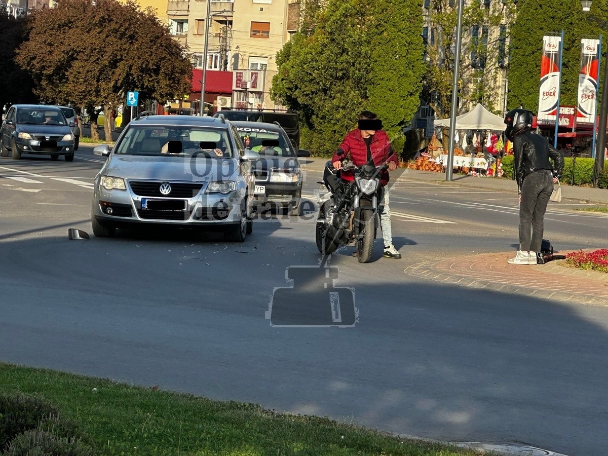 FOTO. Doi tineri aflați pe o motocicletă, loviți de o mașină în Carei