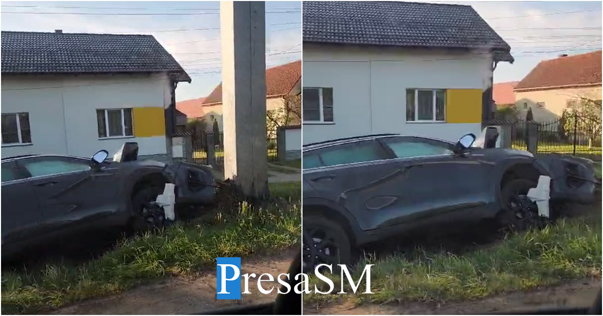 VIDEO. Accident în Botiz, pe DN19. O mașină s-a oprit într-un stâlp, în șanț
