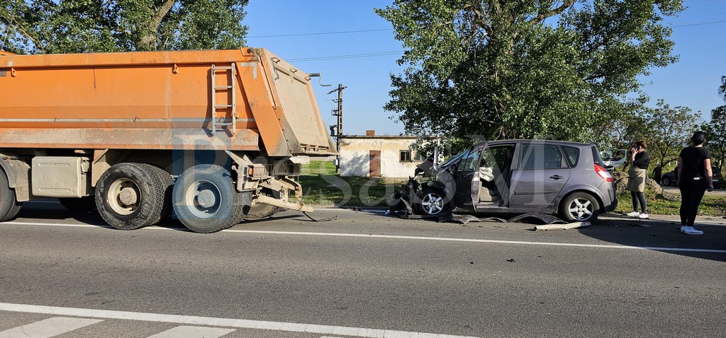 FOTO/VIDEO. Accident în județul Satu Mare. O șoferiță a intrat cu mașina într-un camion