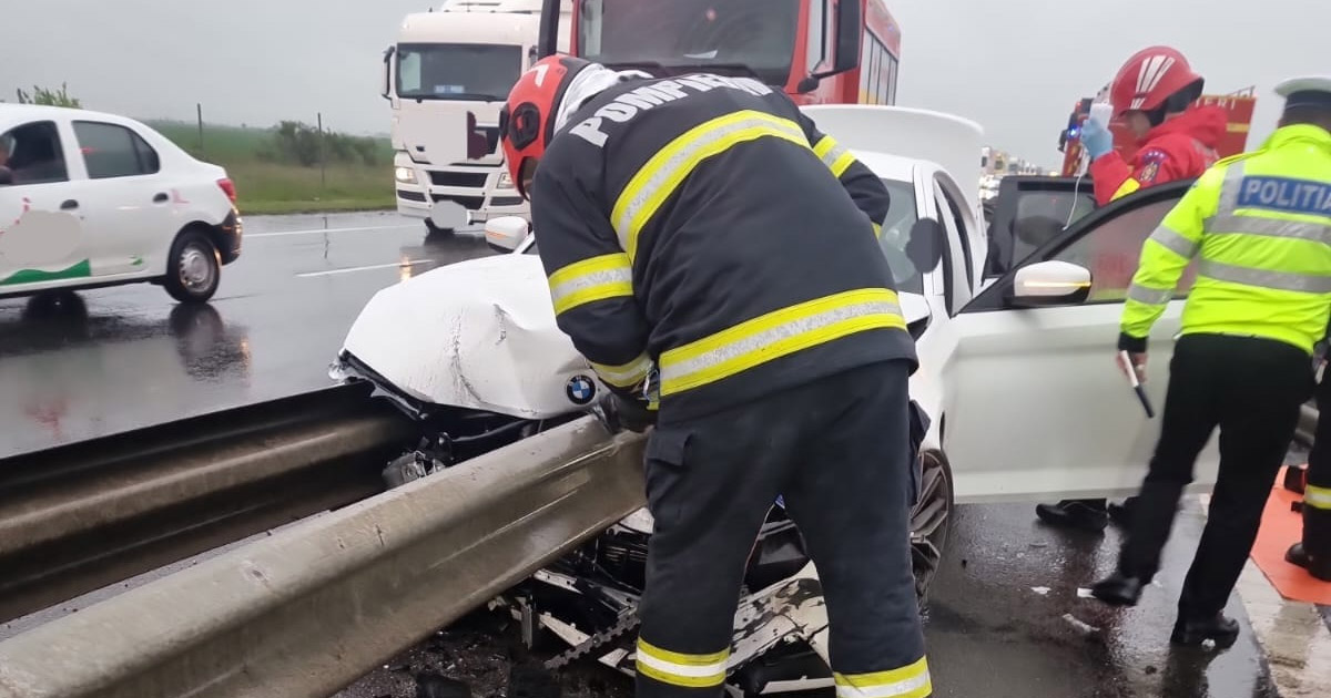 FOTO/VIDEO. Accident cumplit în țară. Șofer decedat după ce parapetul i-a străpuns mașina