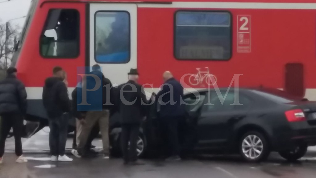 FOTO. Accident feroviar în județul Satu Mare. Mașină lovită de un tren