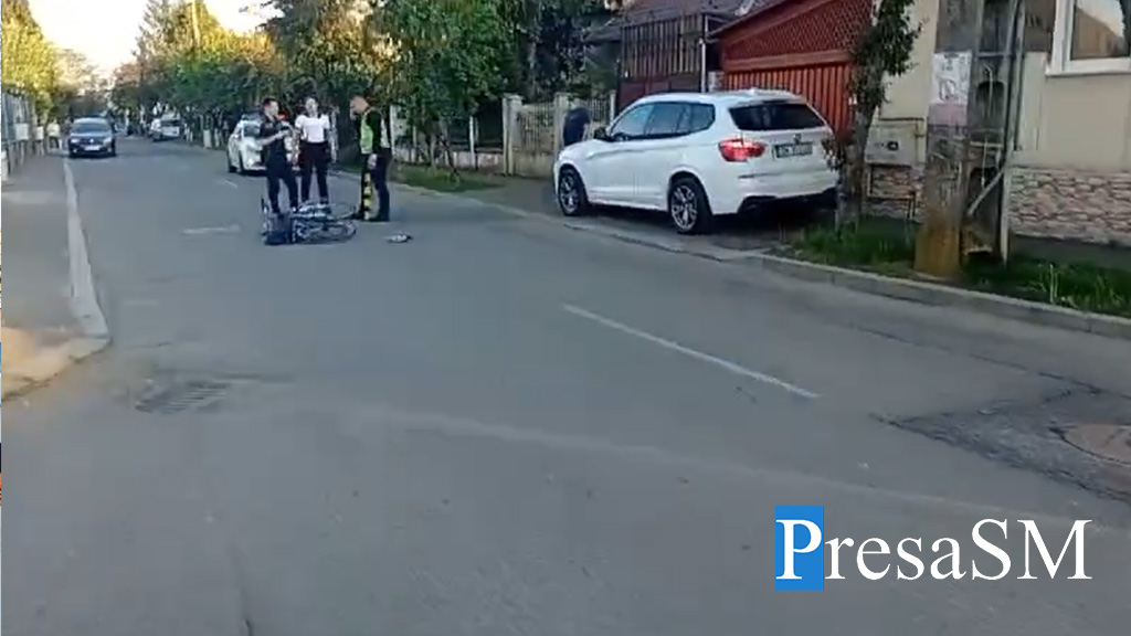 VIDEO. Sătmăreanul s-ar fi urcat băut bine pe bicicletă. A ajuns să cadă singur în mijlocul străzii. Noroc că nu l-au lovit mașinile